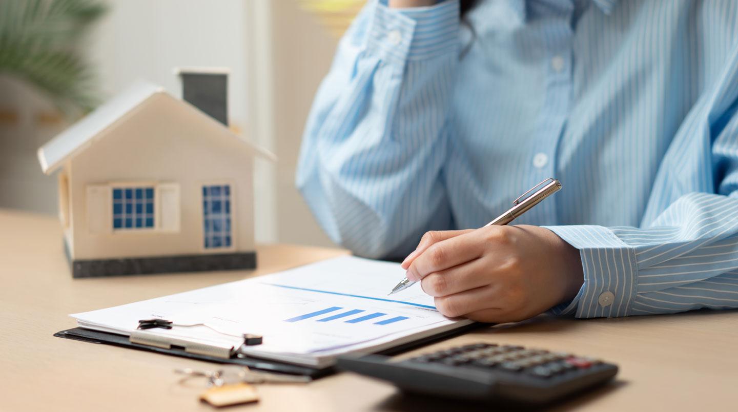 Expert-comptable de 45-55 ans en consultation avec un client investisseur de 30-40 ans dans un bureau moderne, assis côte à côte, regardant ensemble des documents fiscaux français (formulaire 2042 C PRO) et un écran d'ordinateur affichant un tableur, lumière naturelle douce.